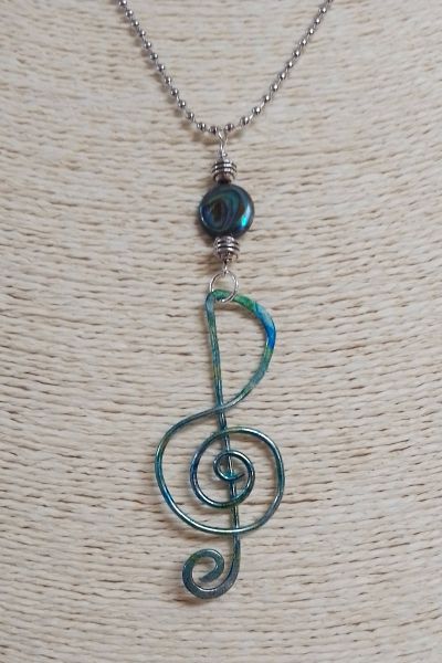 NI-0120 Anodyed treble clef pendant